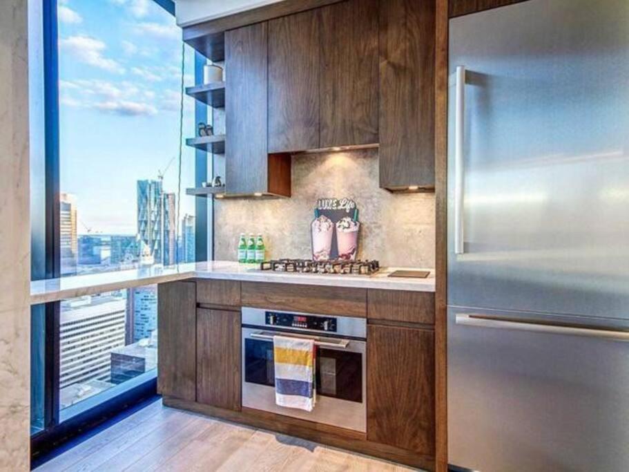Executive Suite in Toronto Financial District photo