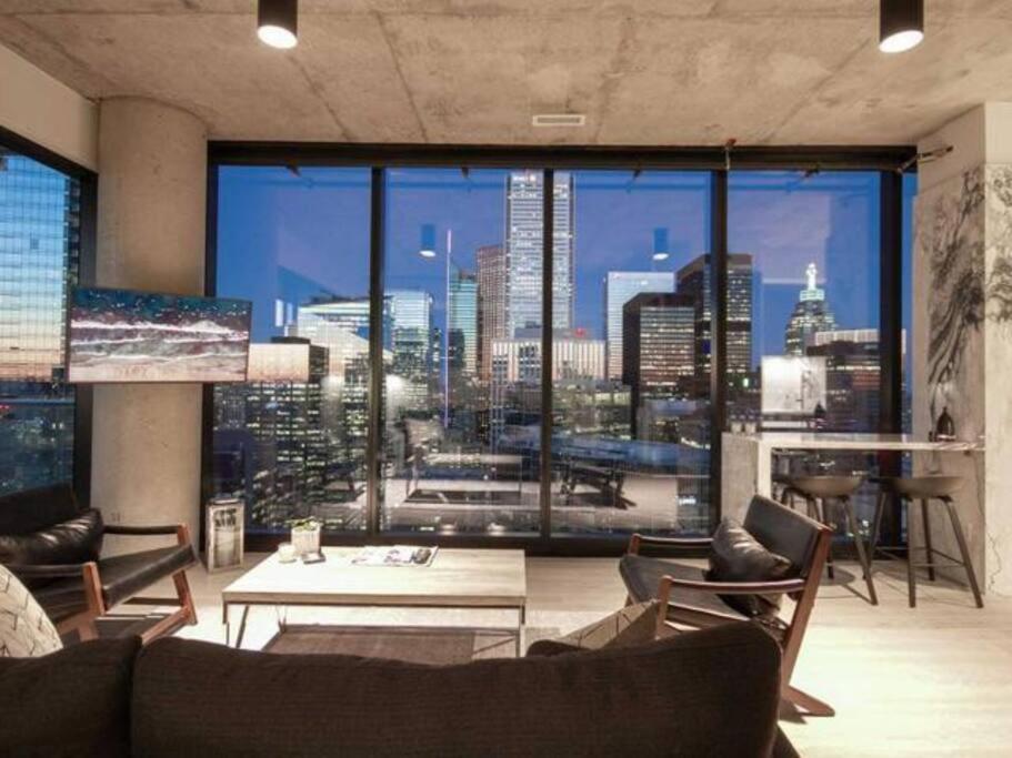 Executive Suite in Toronto Financial District photo
