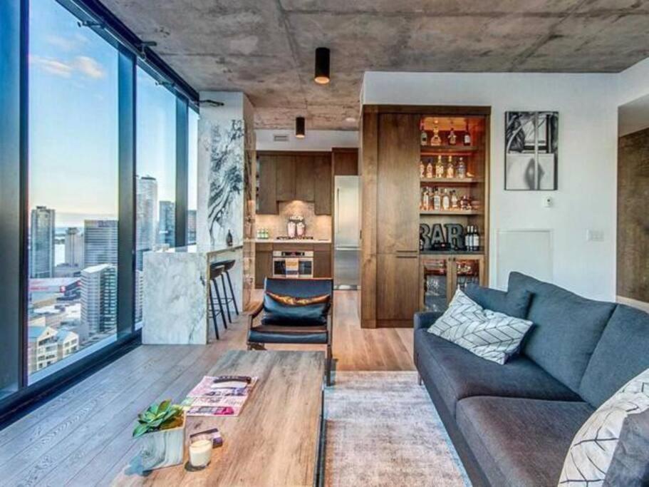 Executive Suite in Toronto Financial District photo