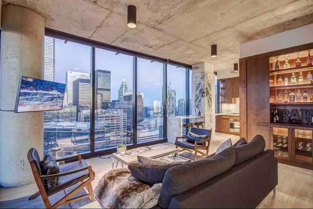 Executive Suite in Toronto Financial District photo