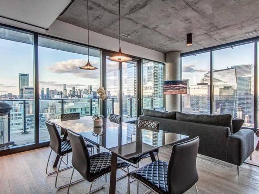 Executive Suite in Toronto Financial District photo