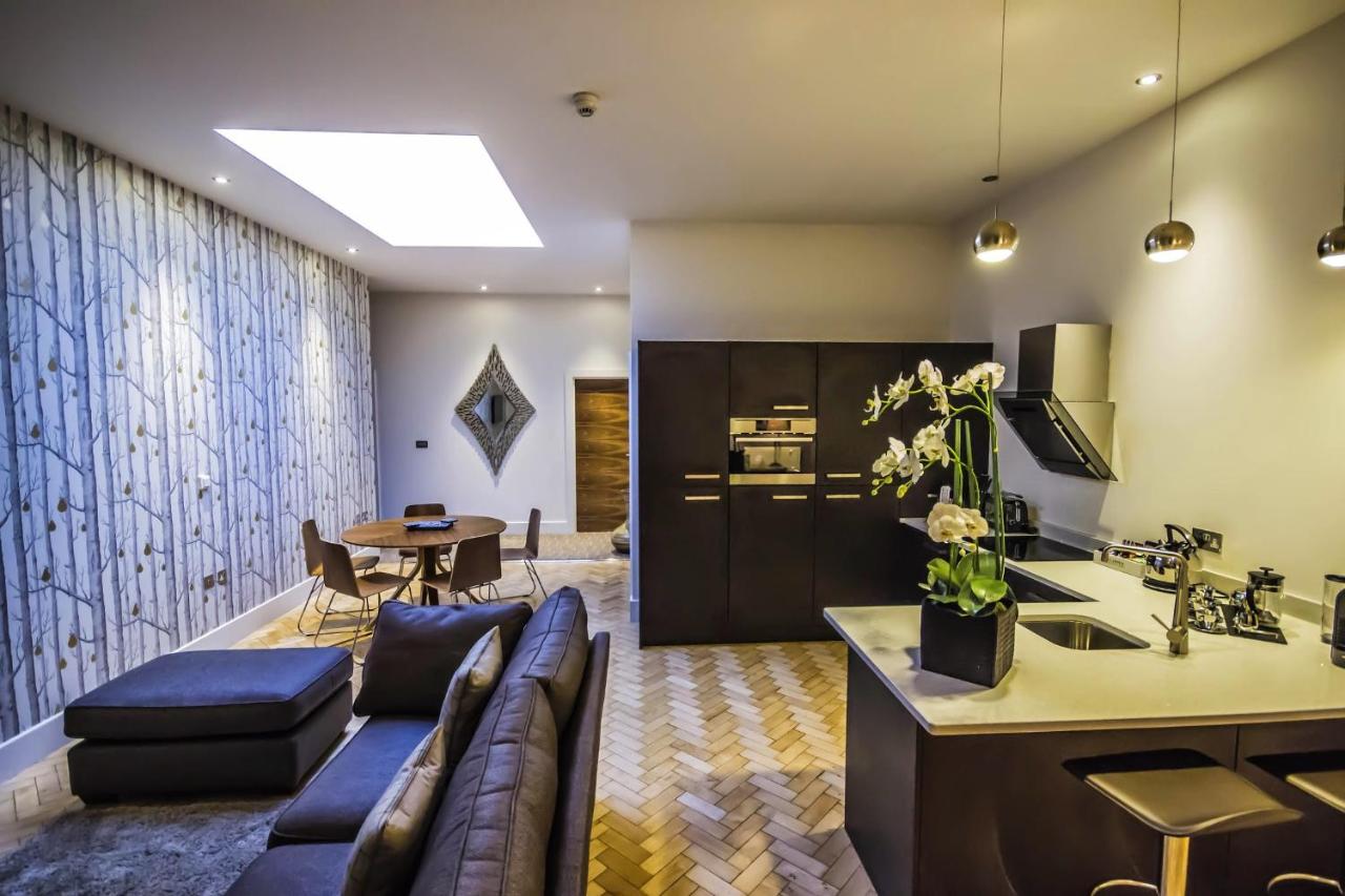 {{ hotelInfo.altText }}