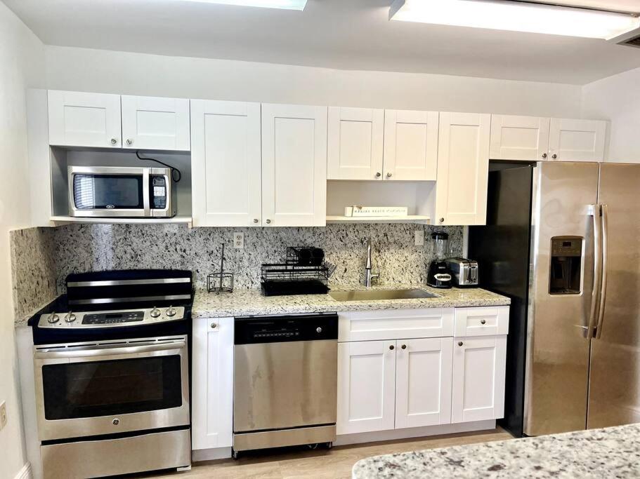 Lush tropical big home close to Airport, Calle 8, Coral Gables and lots more Miami amenities - 4