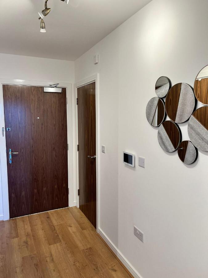 Luxury 2-Bed Flat in Lakeside West Thurrock photo