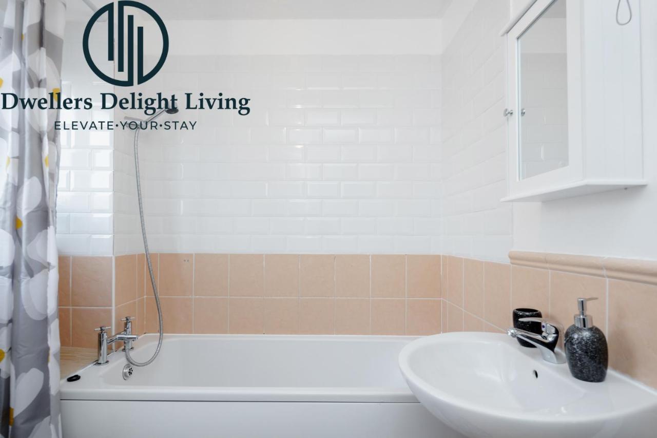Dwellers Delight Living Ltd Serviced Accommodation Charming 3 Bedroom Flat, Chafford Hundred, Grays with Free Parking & Wifi photo