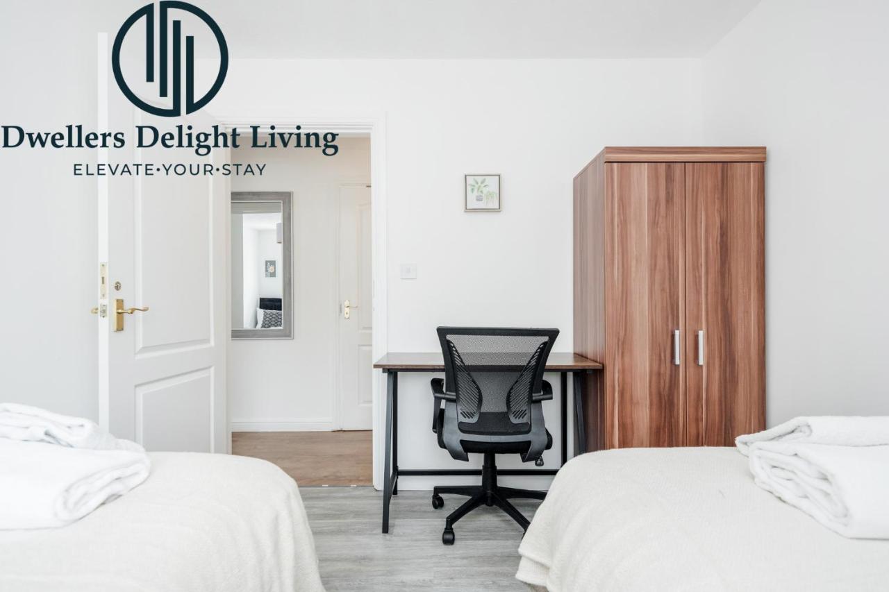 Dwellers Delight Living Ltd Serviced Accommodation Charming 3 Bedroom Flat, Chafford Hundred, Grays with Free Parking & Wifi photo