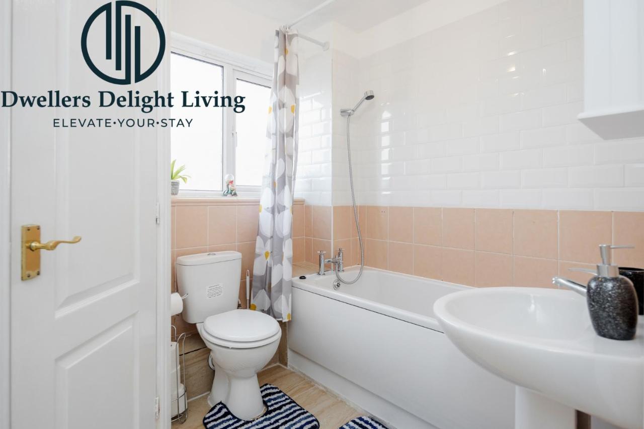 Dwellers Delight Living Ltd Serviced Accommodation Charming 3 Bedroom Flat, Chafford Hundred, Grays with Free Parking & Wifi photo