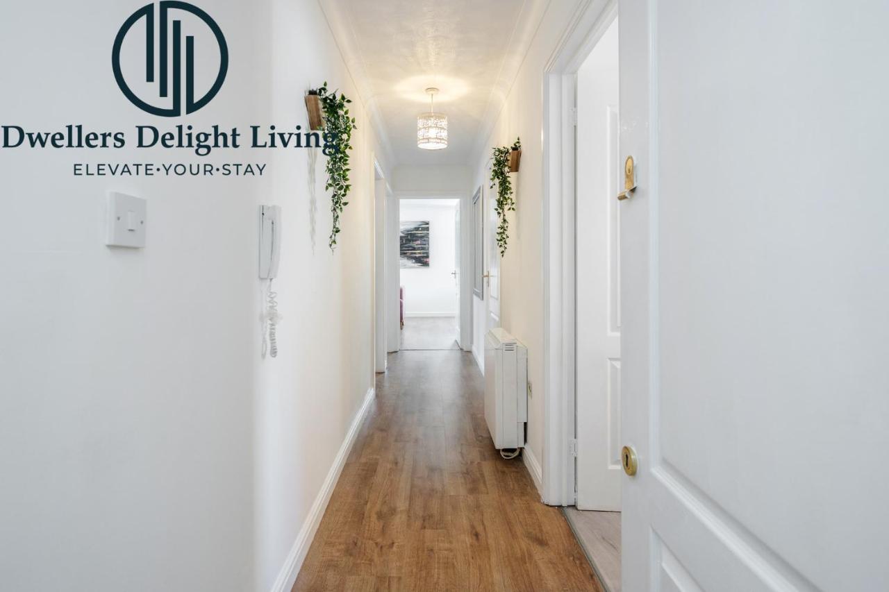 Dwellers Delight Living Ltd Serviced Accommodation Charming 3 Bedroom Flat, Chafford Hundred, Grays with Free Parking & Wifi photo