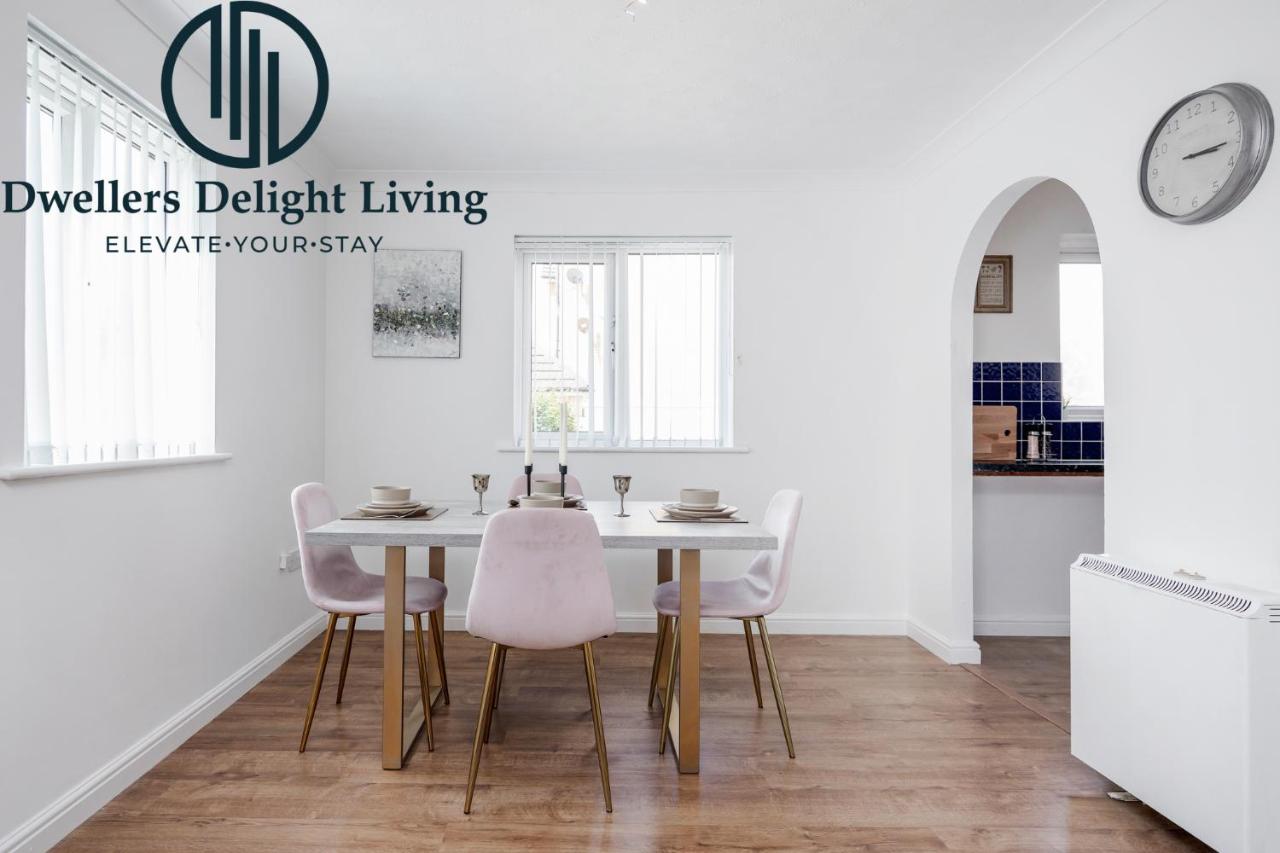 Dwellers Delight Living Ltd Serviced Accommodation Charming 3 Bedroom Flat, Chafford Hundred, Grays with Free Parking & Wifi photo