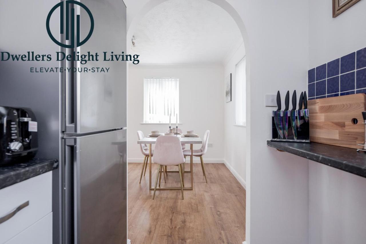 Dwellers Delight Living Ltd Serviced Accommodation Charming 3 Bedroom Flat, Chafford Hundred, Grays with Free Parking & Wifi photo