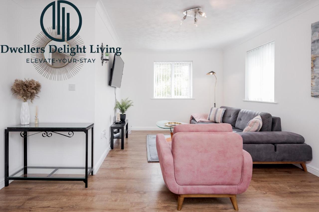 Dwellers Delight Living Ltd Serviced Accommodation Charming 3 Bedroom Flat, Chafford Hundred, Grays with Free Parking & Wifi photo