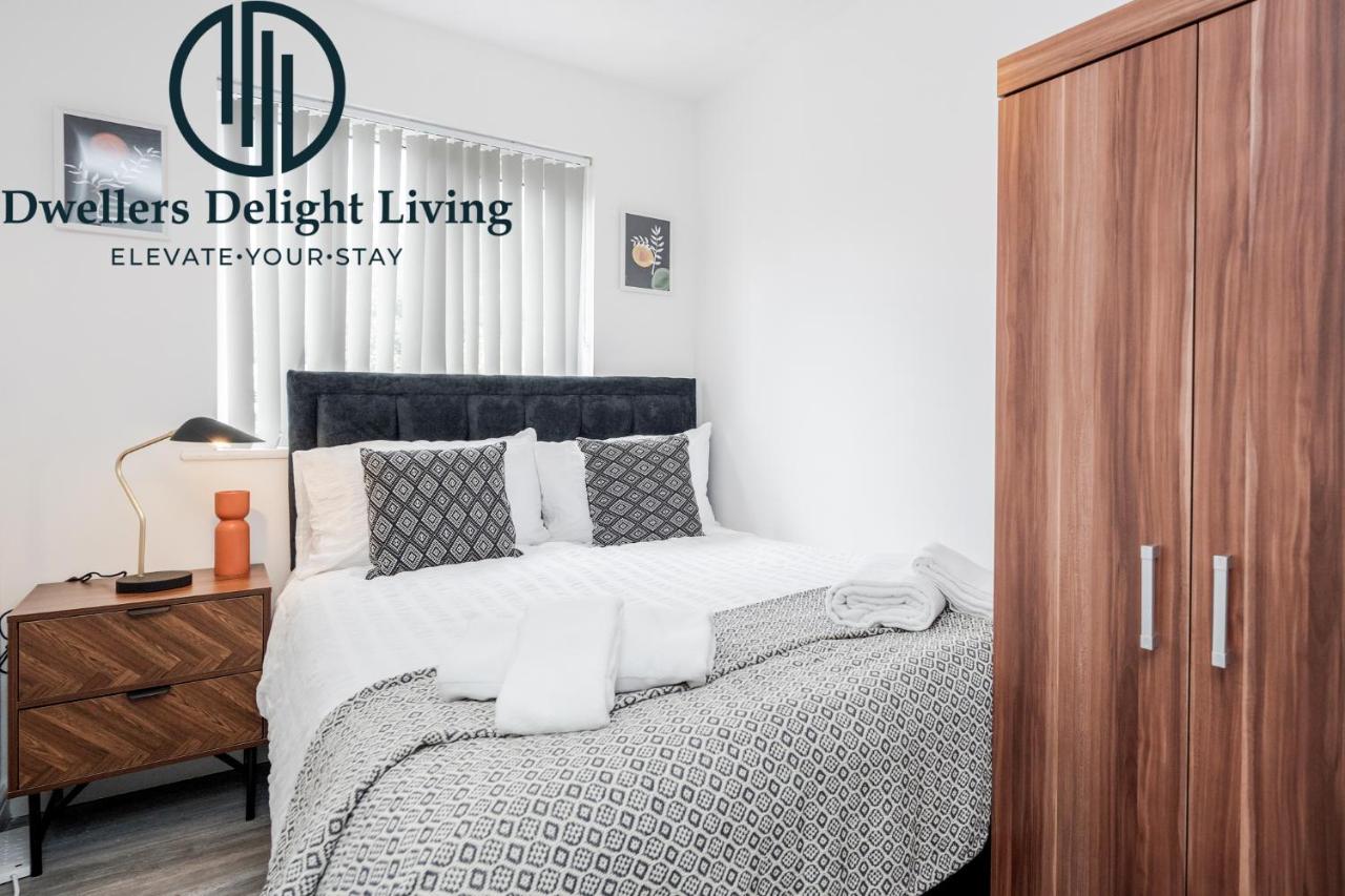 Dwellers Delight Living Ltd Serviced Accommodation Charming 3 Bedroom Flat, Chafford Hundred, Grays with Free Parking & Wifi photo