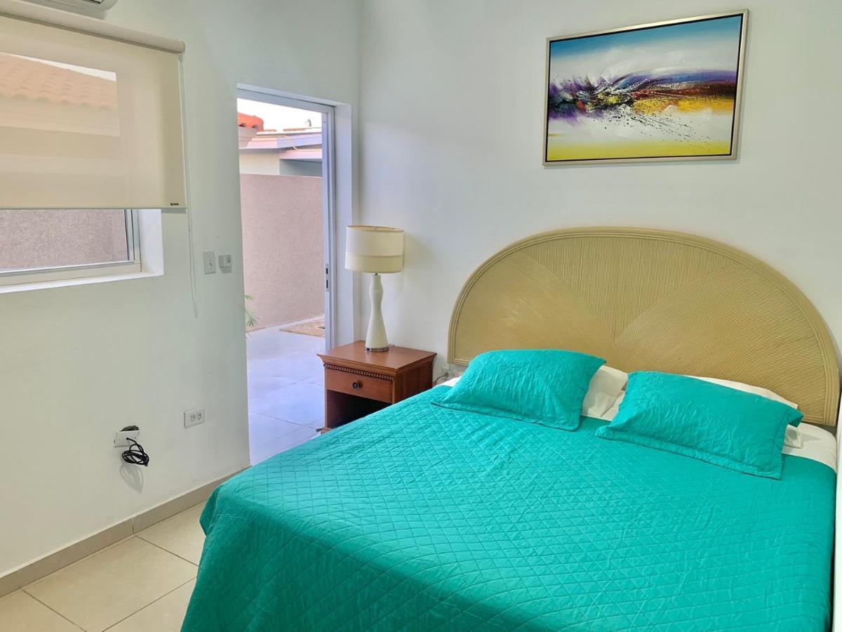 1 Bed Apartment Sleeps 2 - Pool Parking Pets - 4