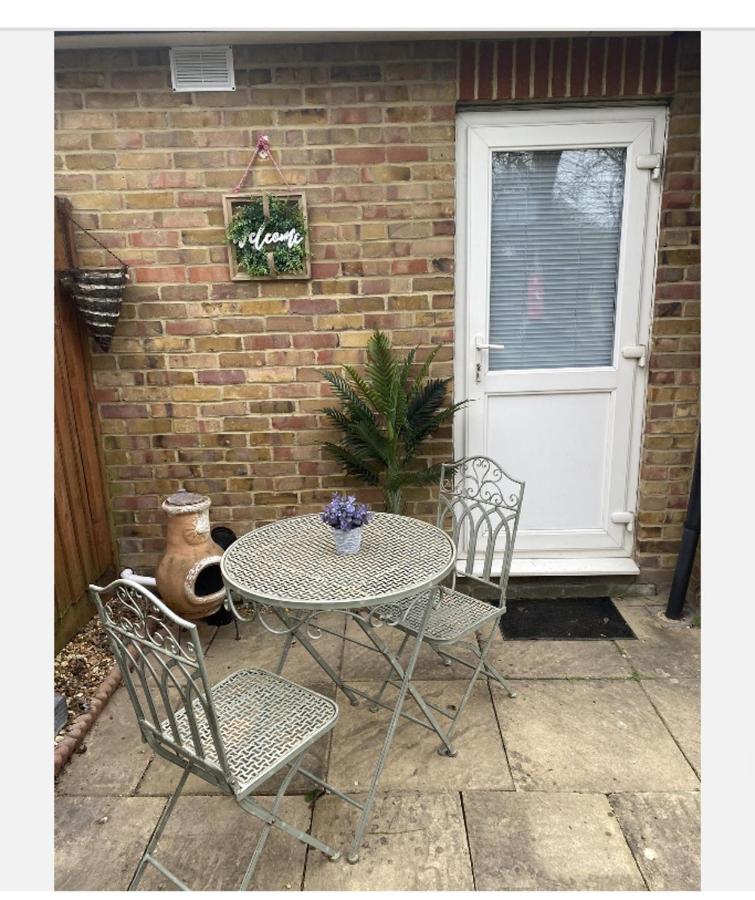 Beautiful 1-Bed Studio in Uxbridge London photo