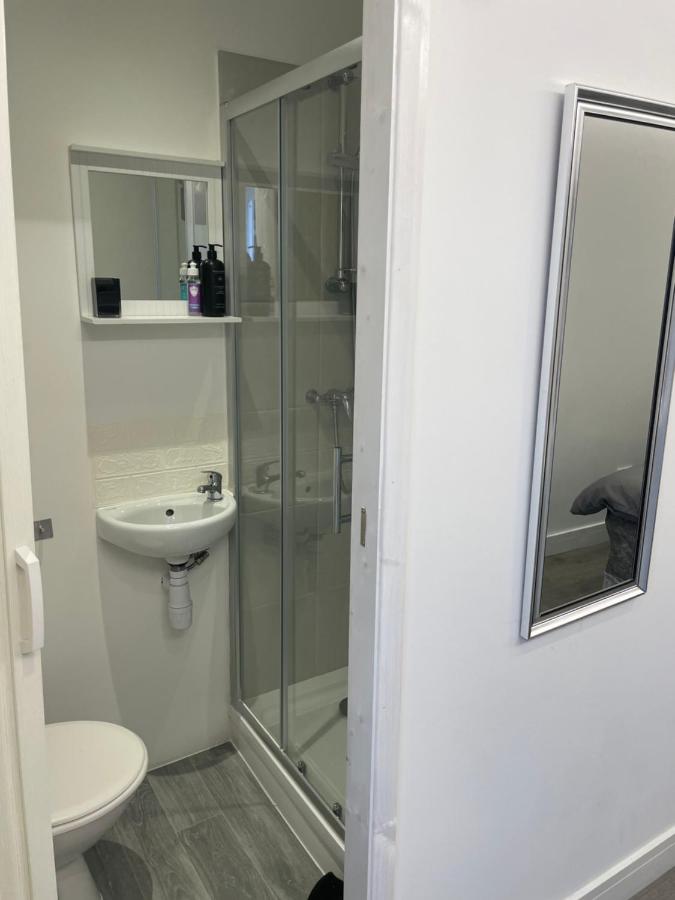 Beautiful 1-Bed Studio in Uxbridge London photo