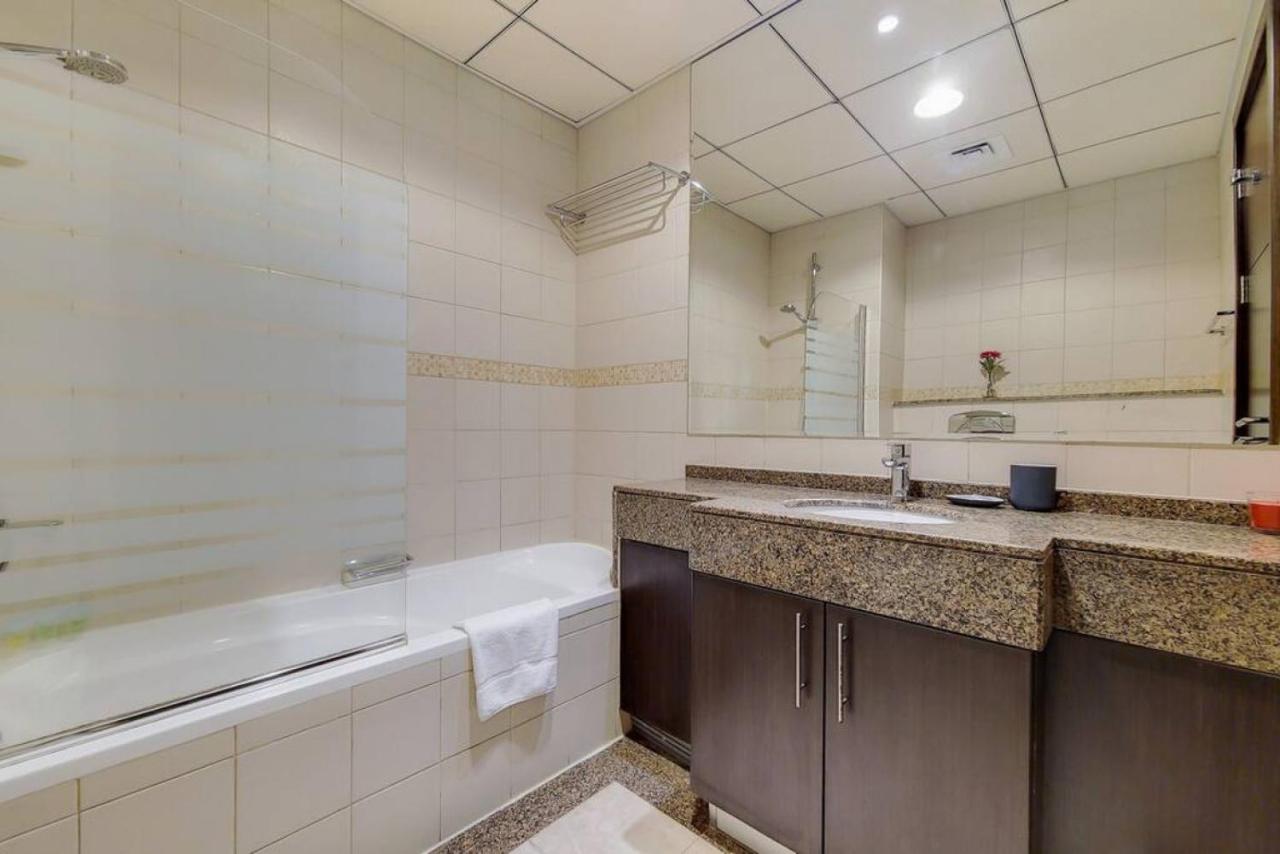 Vacationer Holiday Homes I Peaceful One Bedroom I Dubai Marina I Bay Central - 3