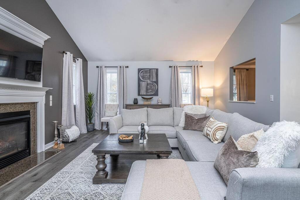 {{ hotelInfo.altText }}