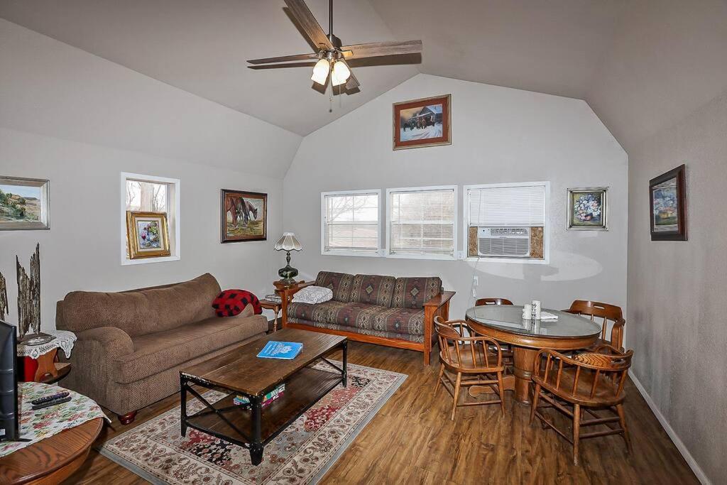 Prairie Blossom and Cactus Blossom Guesthouses — photo 16