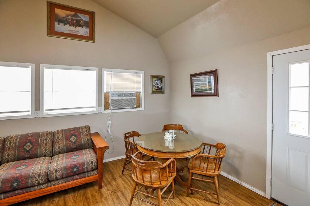 Prairie Blossom and Cactus Blossom Guesthouses — photo 18