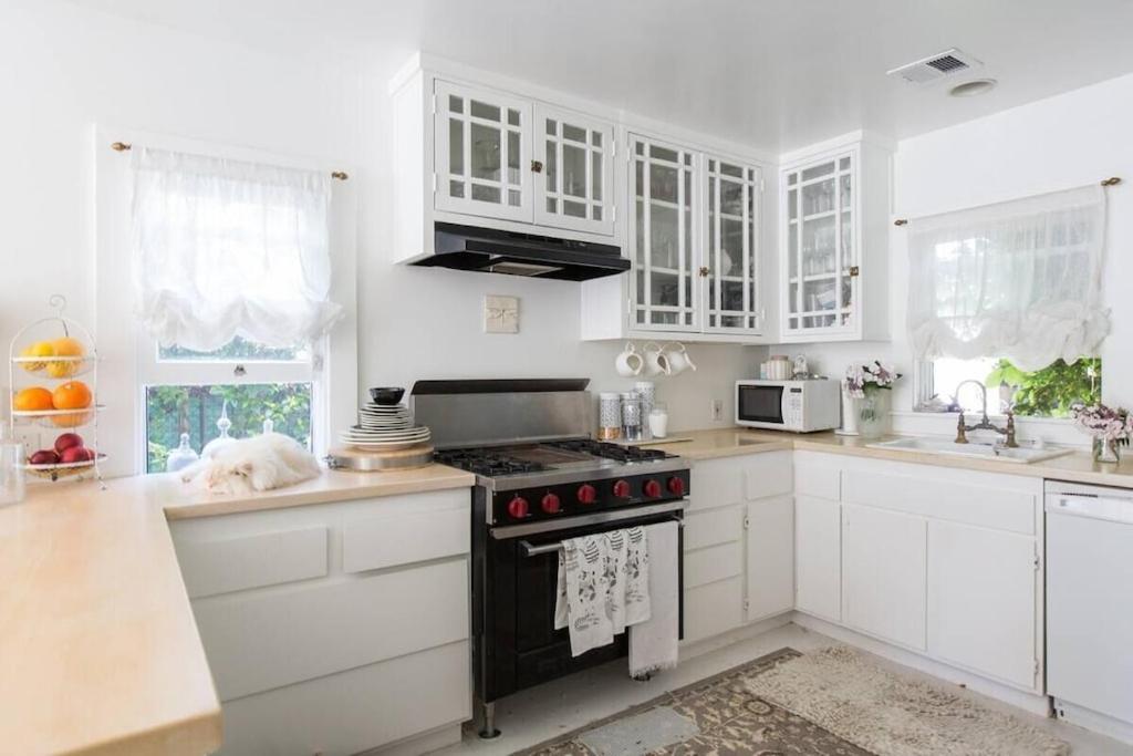 Elegant White Cottage, Venice Beach, California - 4