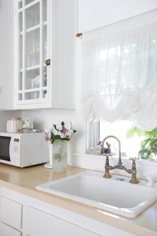 Elegant White Cottage, Venice Beach, California - 3