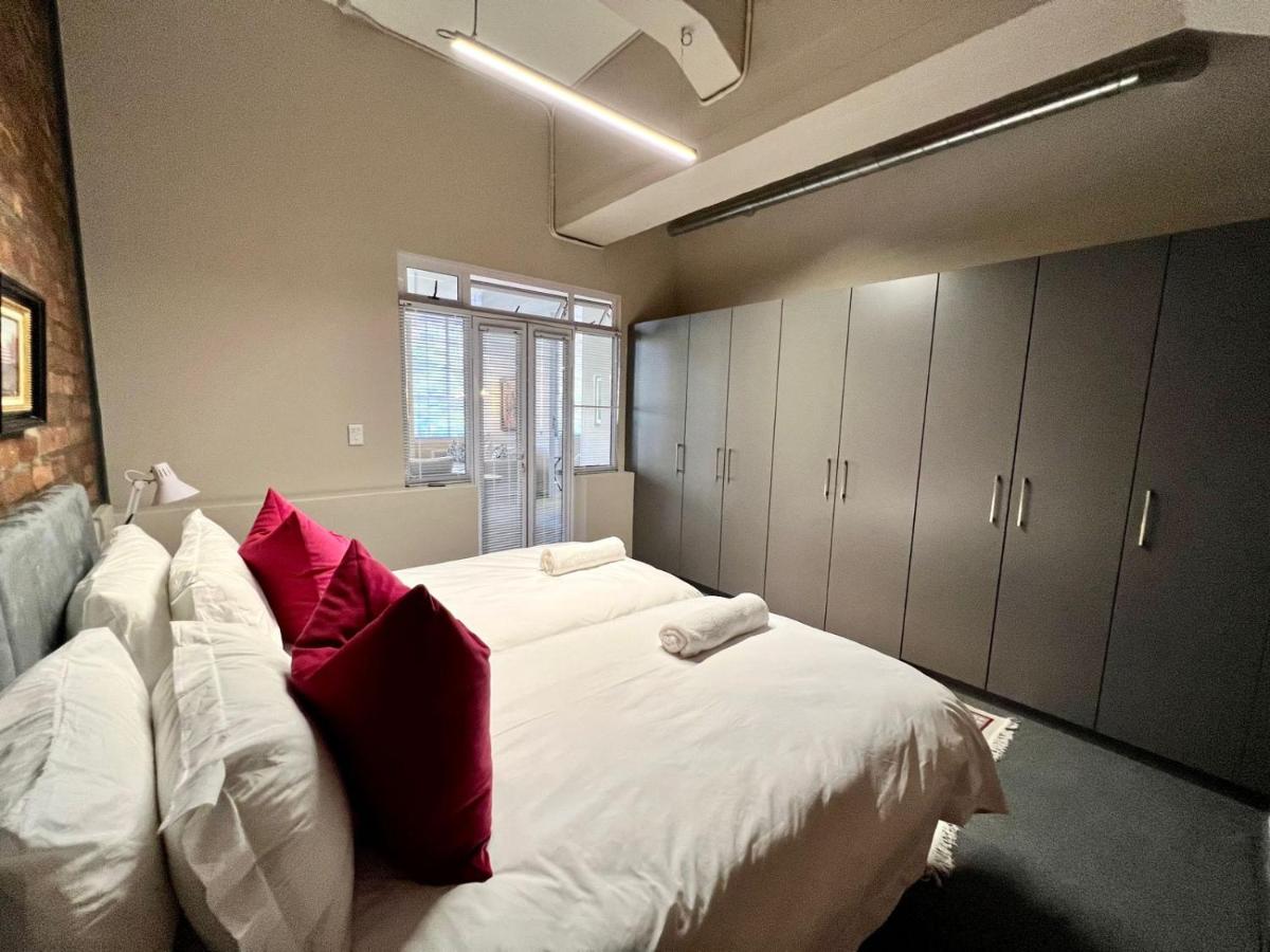 No load-shedding Spacious Apartment - 4