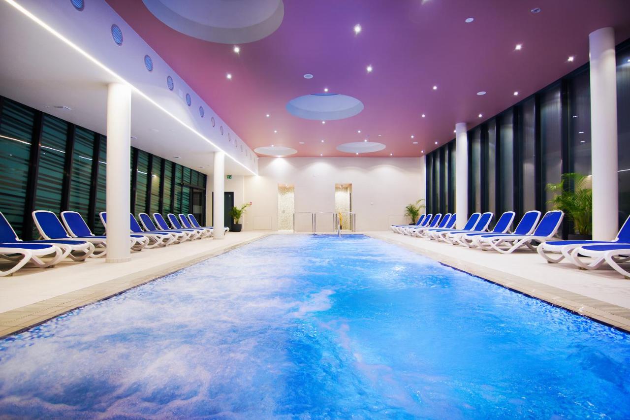 Heated swimming pool: Hotel Vivat