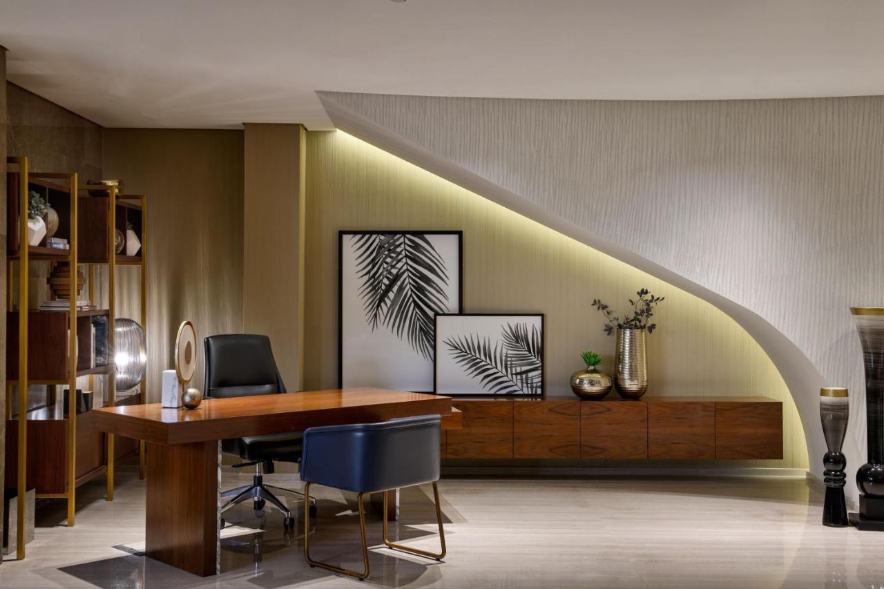 Le Meridien Dubai Hotel, Royal Club & Conference Centre photo