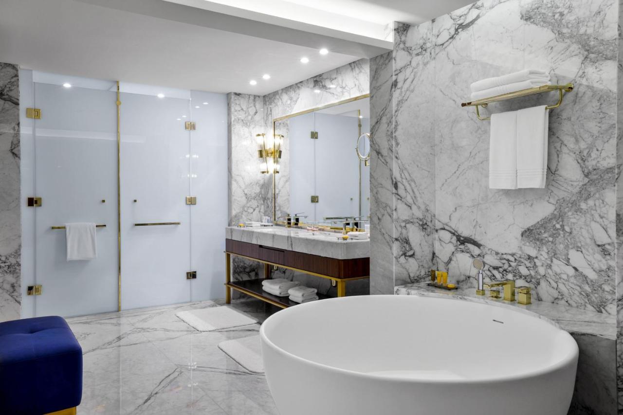 Le Meridien Dubai Hotel, Royal Club & Conference Centre photo