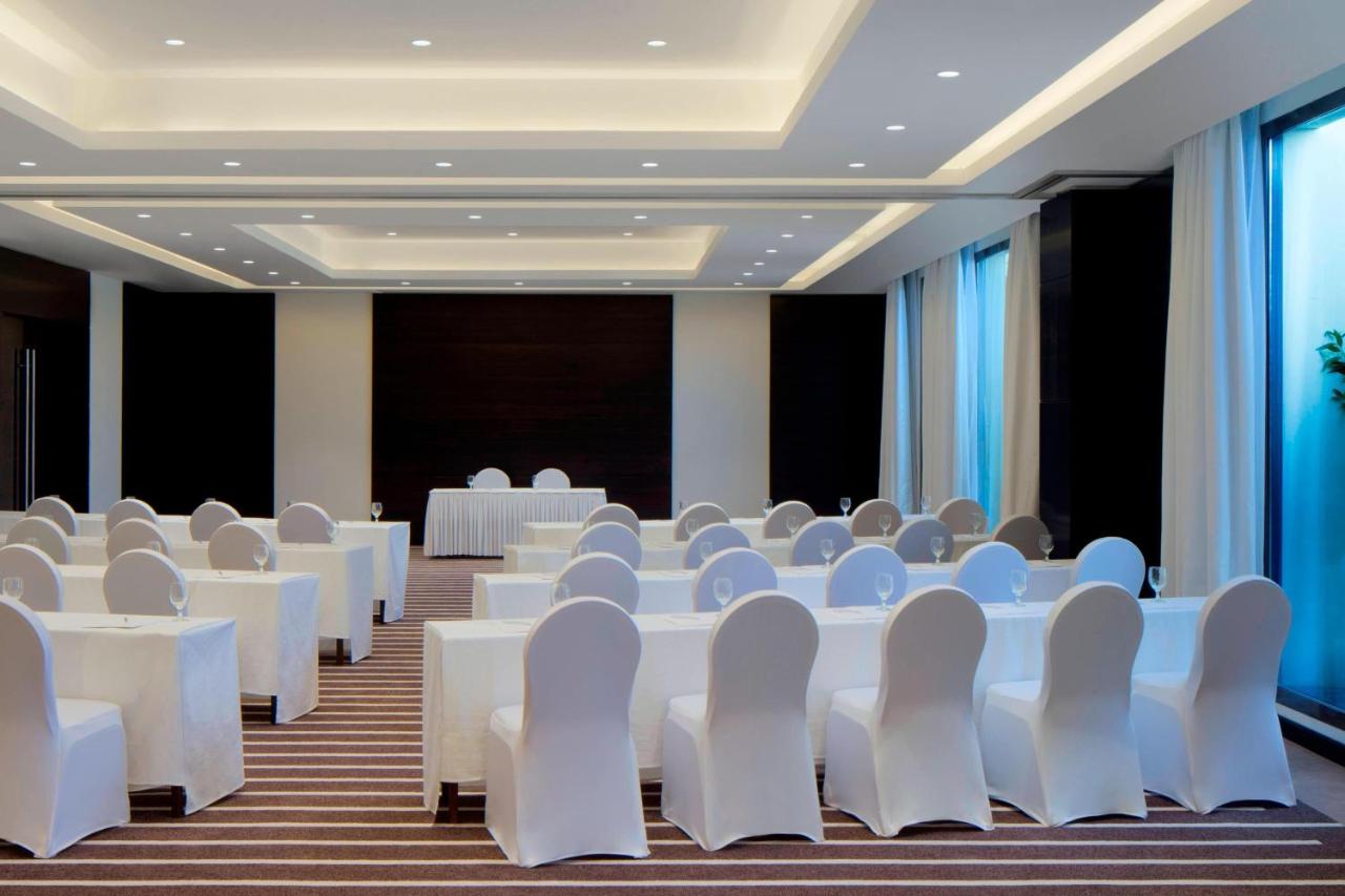 Le Meridien Dubai Hotel, Royal Club & Conference Centre photo