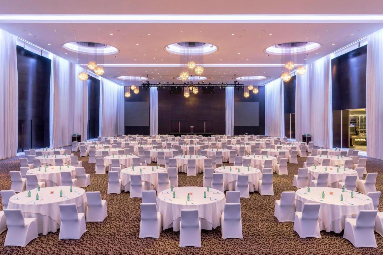 Le Meridien Dubai Hotel, Royal Club & Conference Centre photo