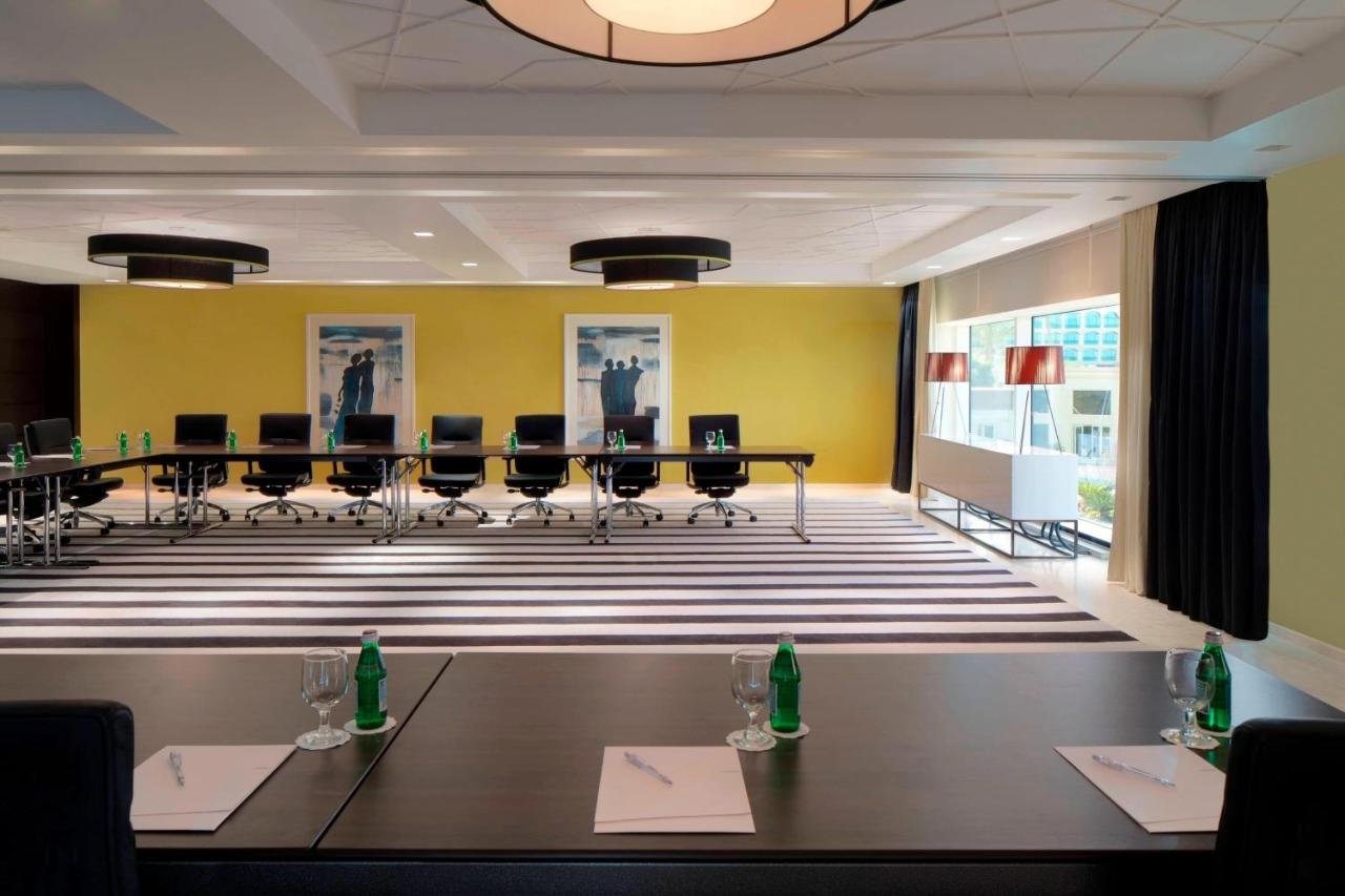Le Meridien Dubai Hotel, Royal Club & Conference Centre photo