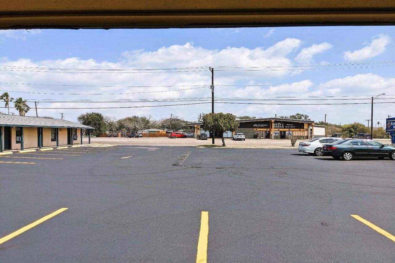 Economy Inn Kingsville — photo 20