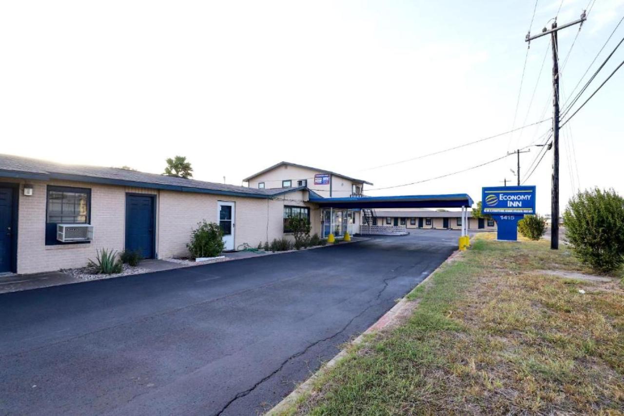 Economy Inn Kingsville — photo 19