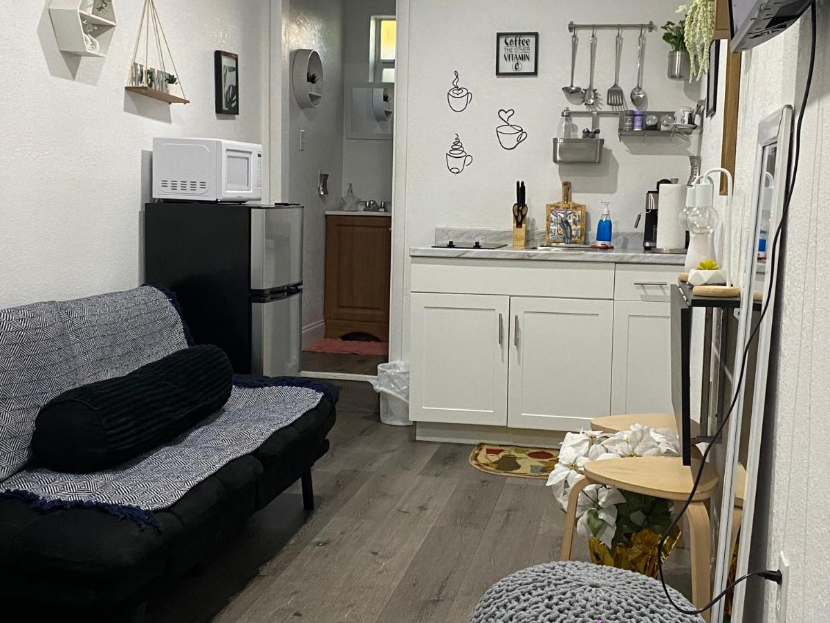 Tiny place w private hot jacuzzi 7 min to Miami international airport - 3