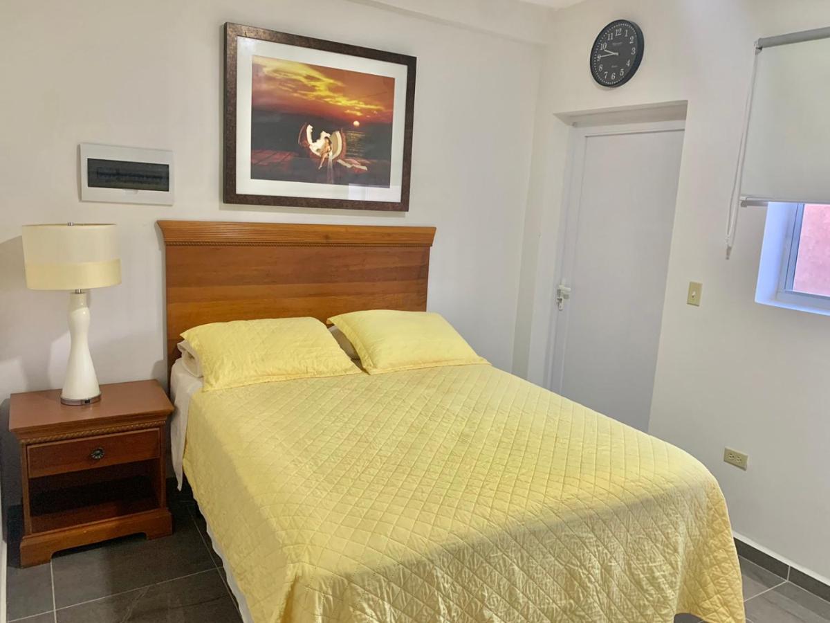 1 Bed Apartment Sleeps 2 - Pool Parking Wifi