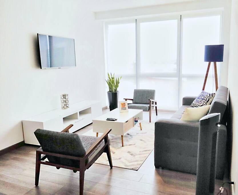 Beautiful Hi-rise, King size, HS Wi-Fi, pool, gym - 5