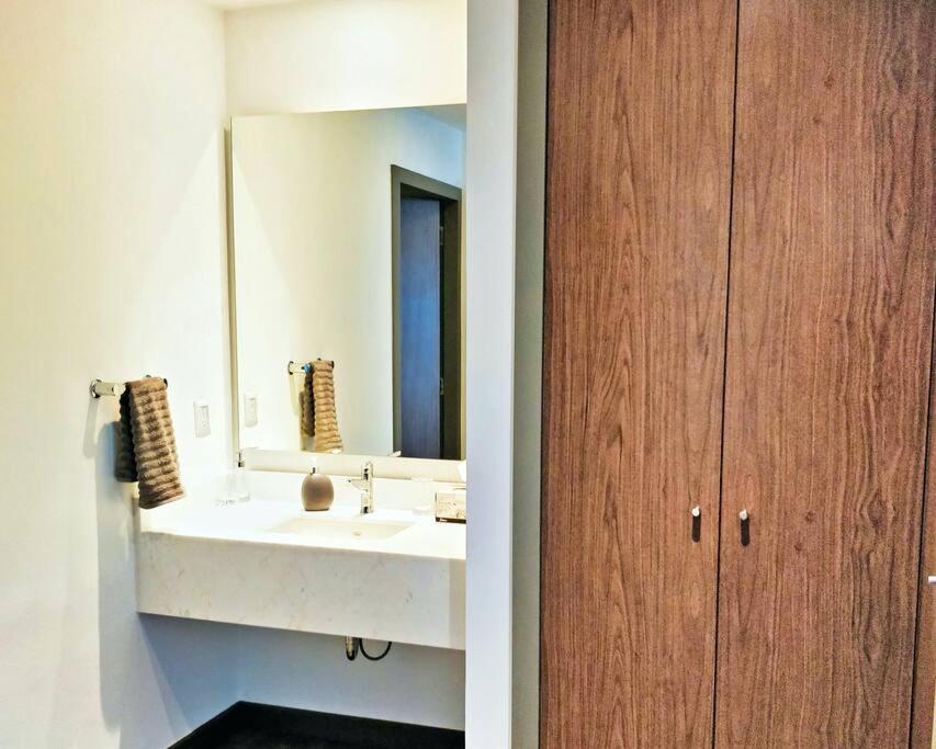 Beautiful Hi-rise, King size, HS Wi-Fi, pool, gym - 3