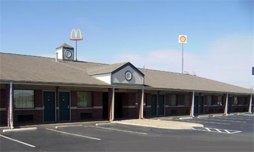 Redwood Inn & Suites — photo 11