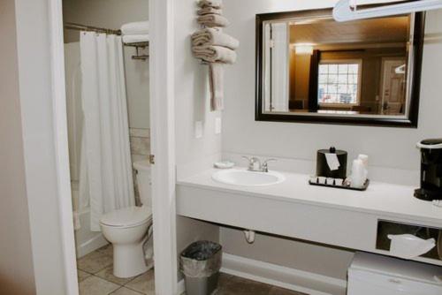 LITTLE VILLAGE MOTEL — photo 15