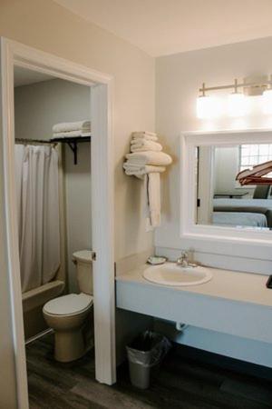 LITTLE VILLAGE MOTEL — photo 11
