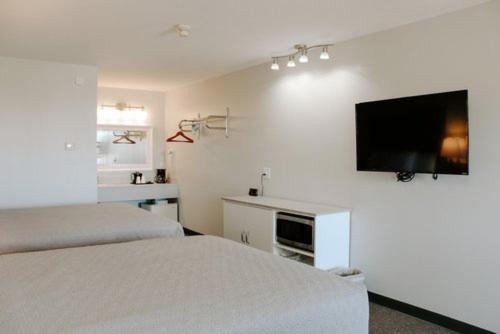 LITTLE VILLAGE MOTEL — photo 12