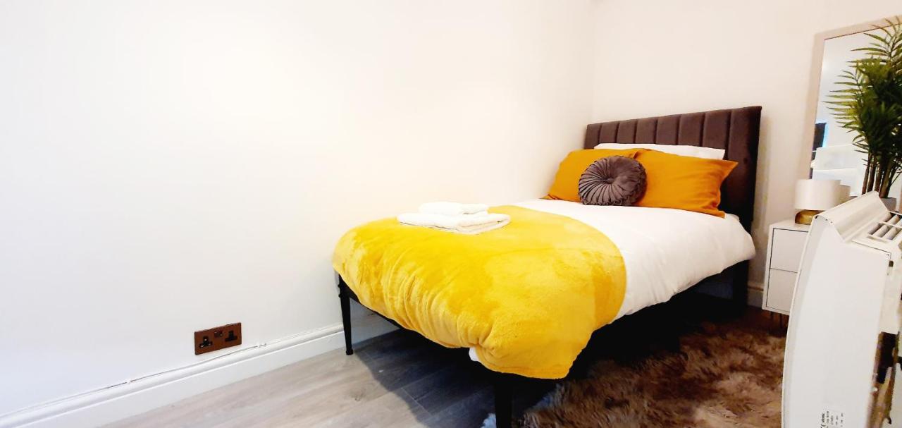 Premier Watford Apartment, by Relle Property photo