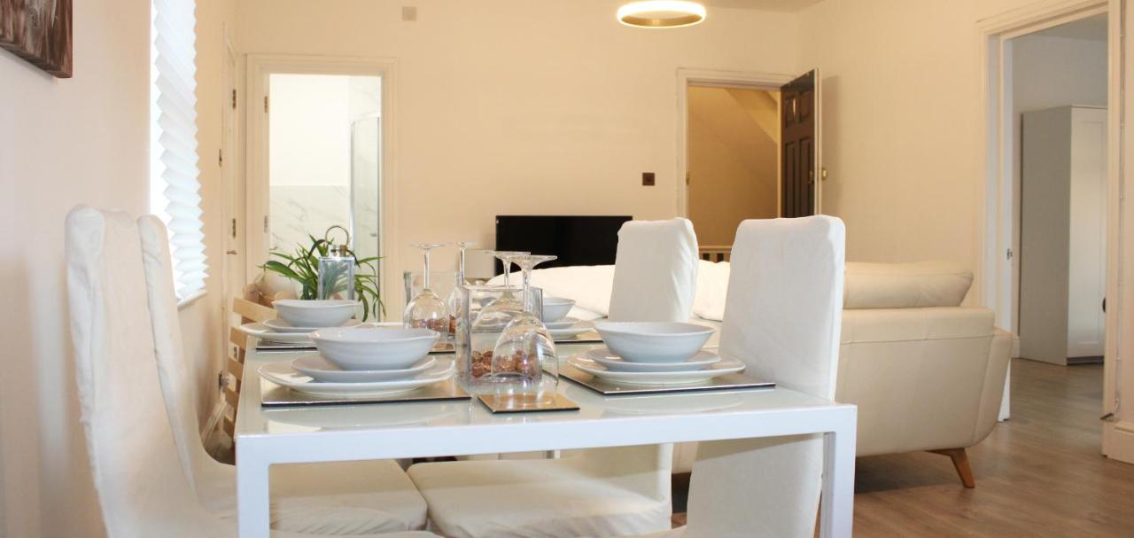 Premier Watford Apartment, by Relle Property photo