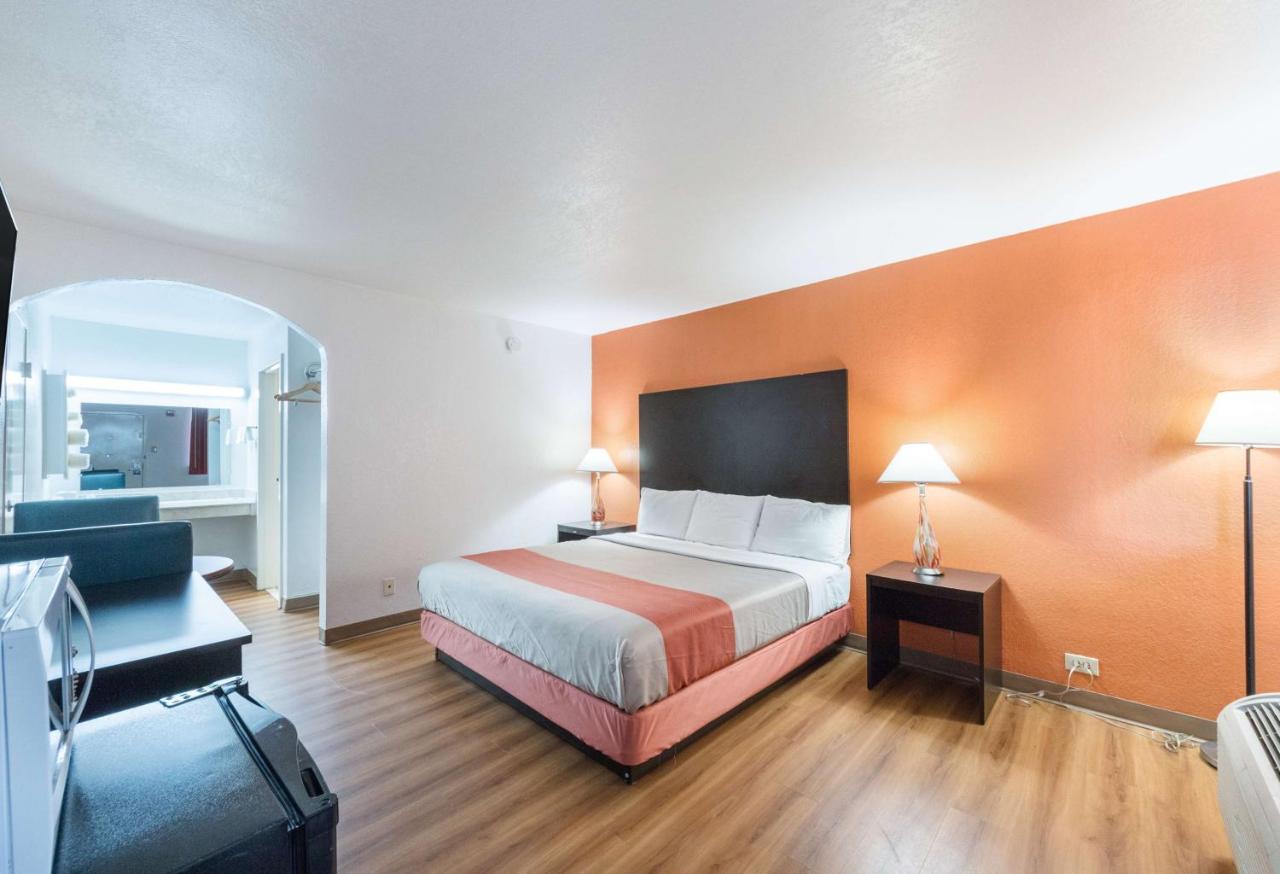 Image: Motel 6 San Antonio TX I10 West