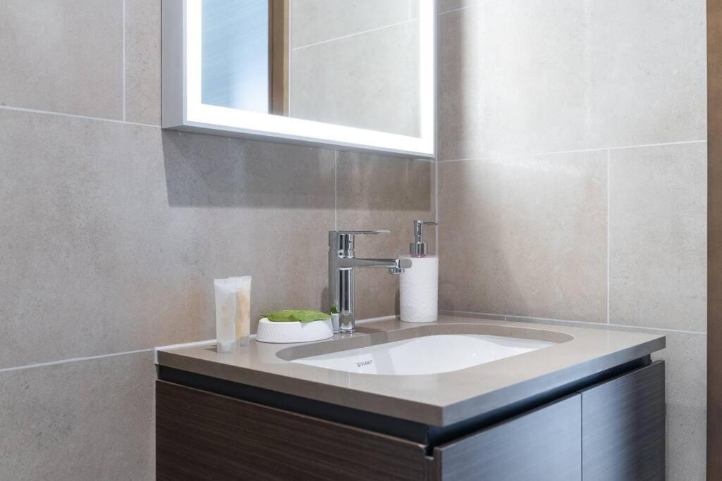 Intimate Apartment with Scenic View of Dubai Creek - 3