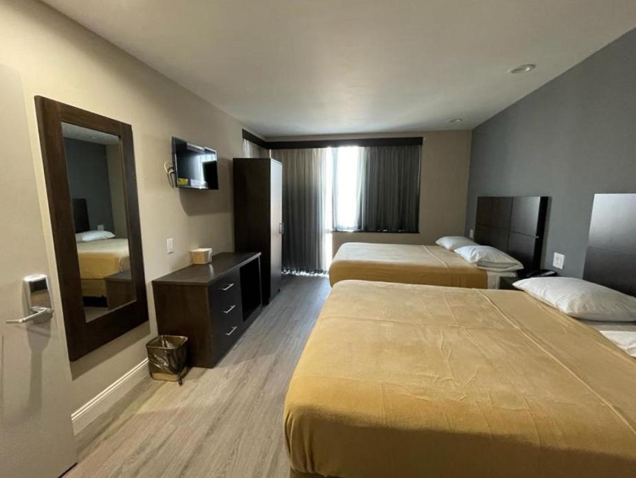 Royal Hotel Bronx - 2