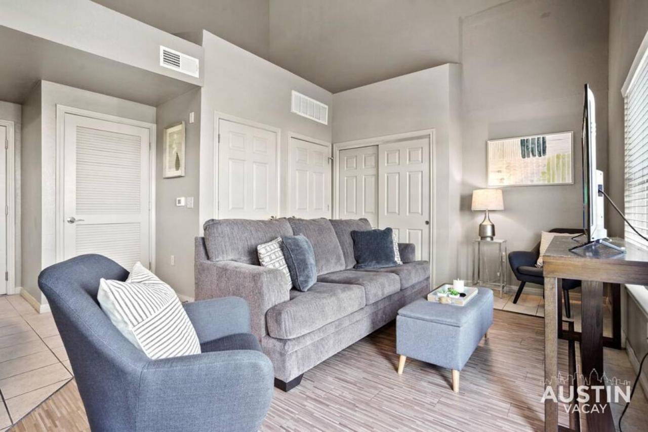 Balcony Skyline View Spiral Staircase Near UT - 5