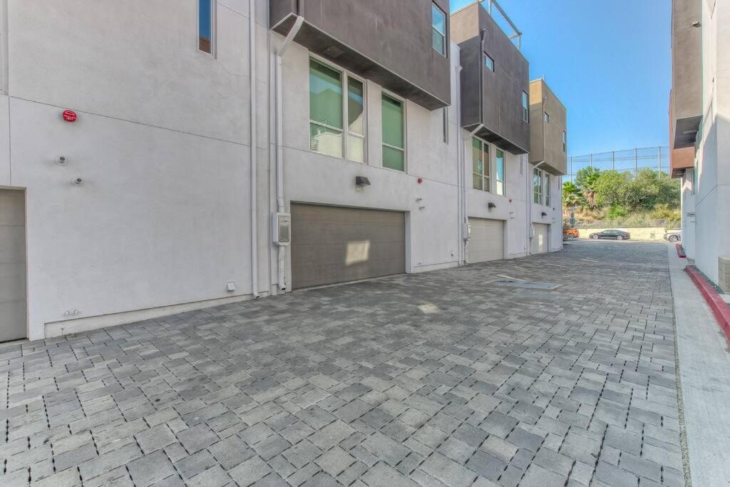 Chic Silver Lake Oasis with Breathtaking City Skyline Views, Private Rooftop & Garage - 5
