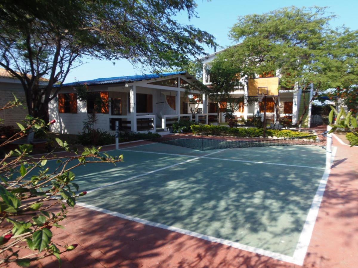 Tennis court: El Jardín de Playas